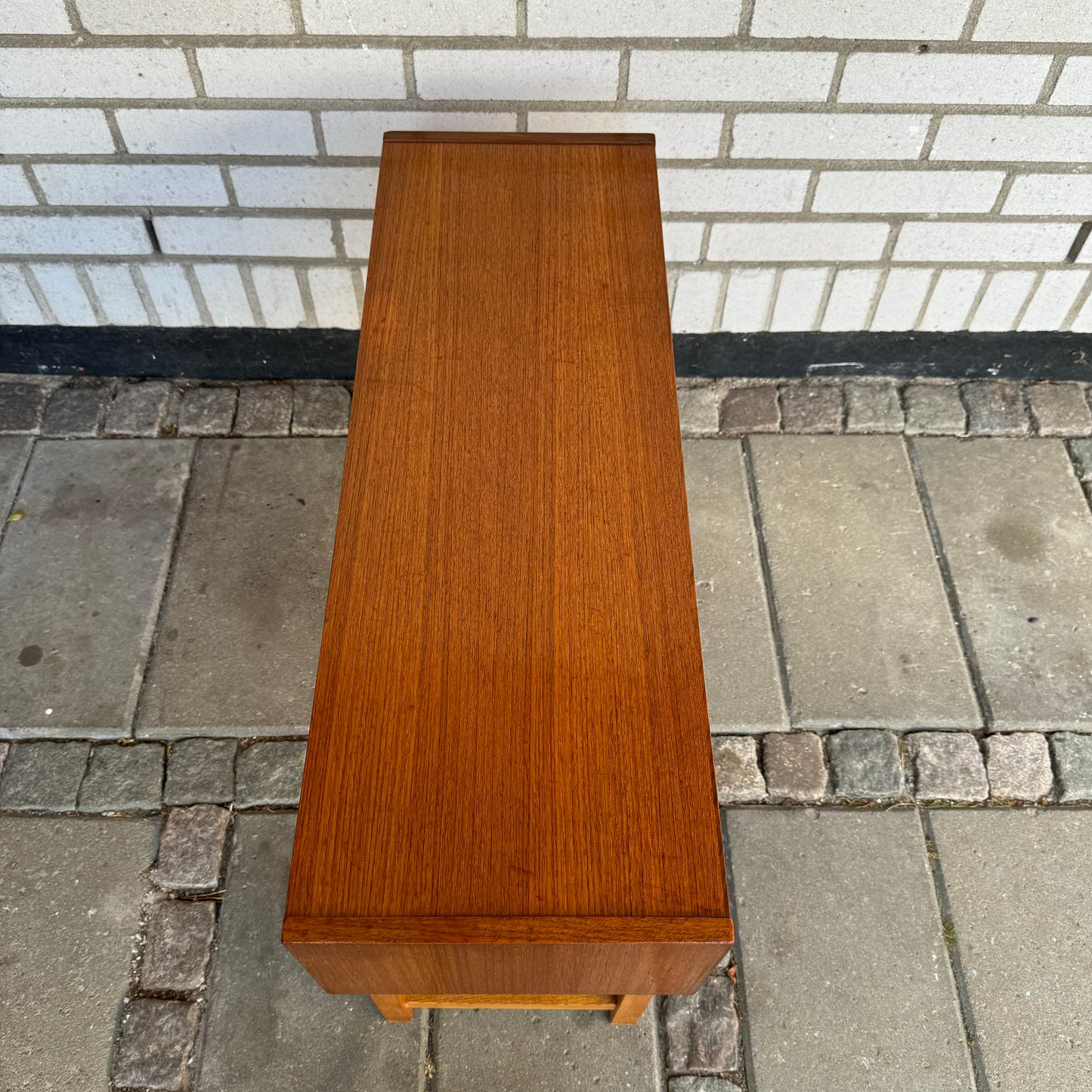 Nätt sidobyrå/sideboard i teak