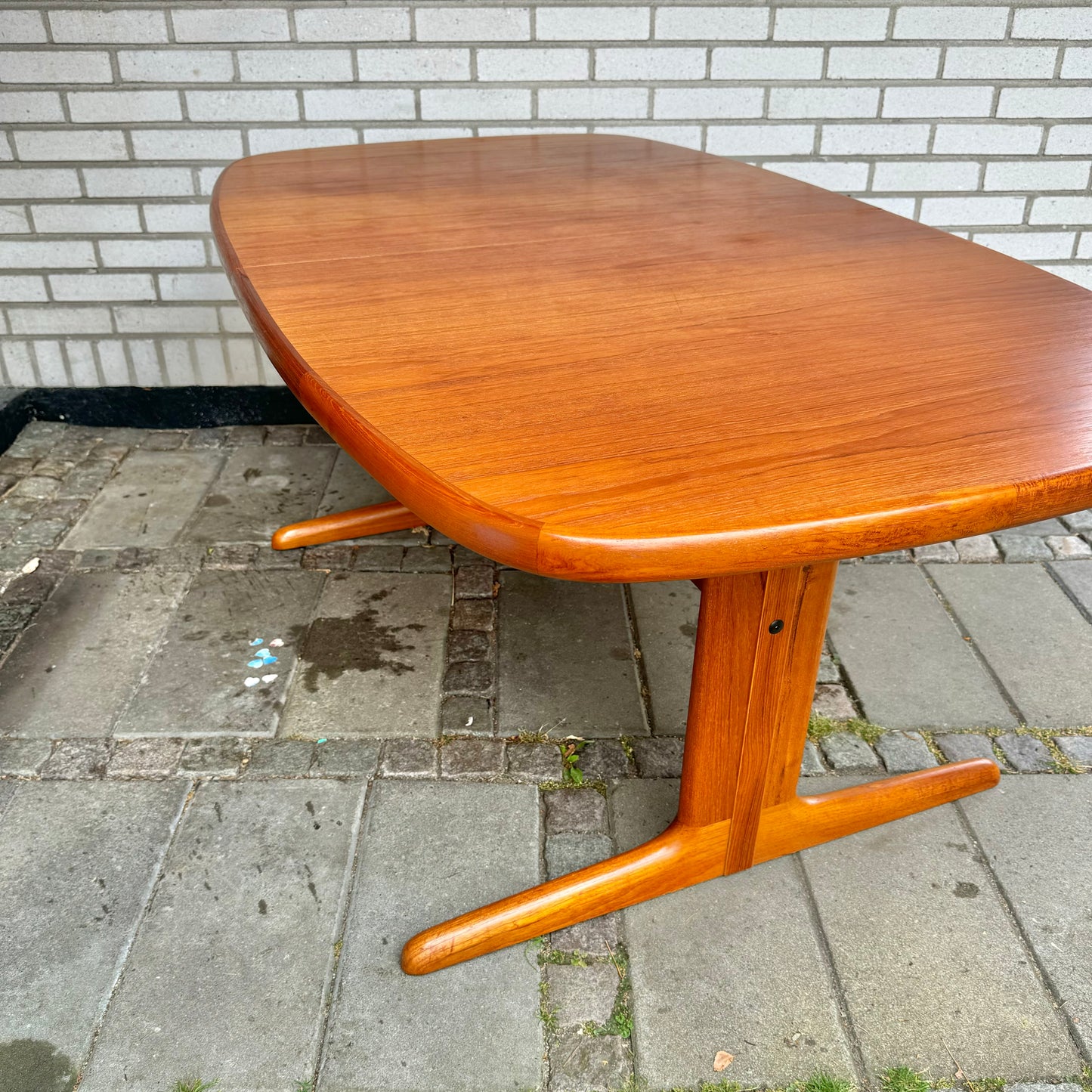 Dining table by Skovby Møbelfabrik