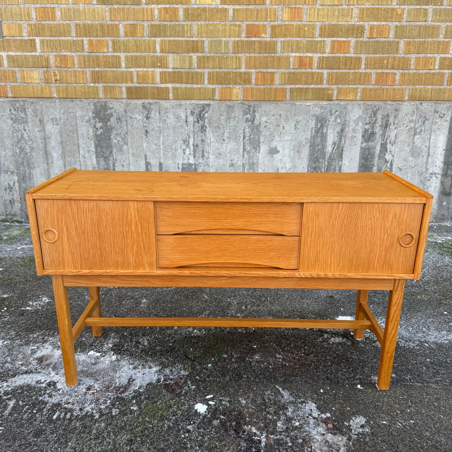 Nätt sideboard i ek