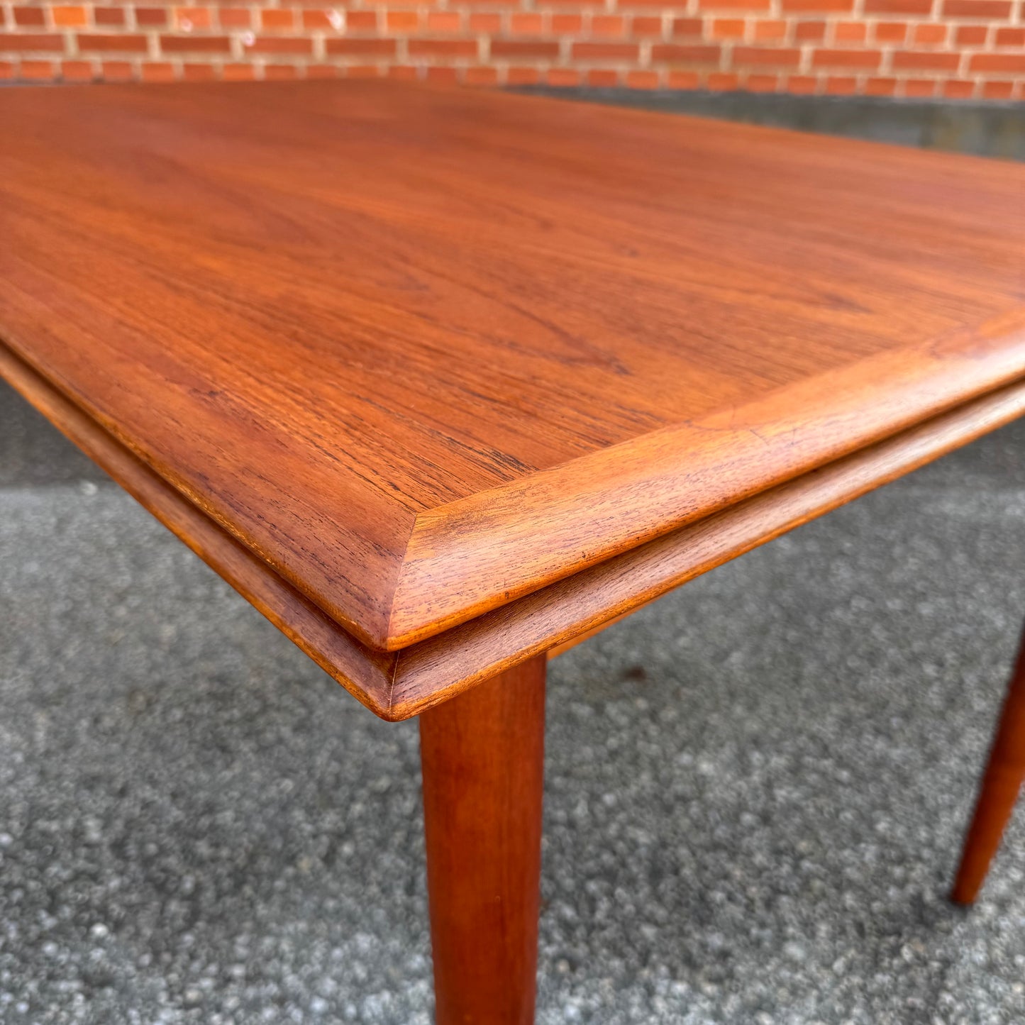 Danskt matbord med två utdragsskivor