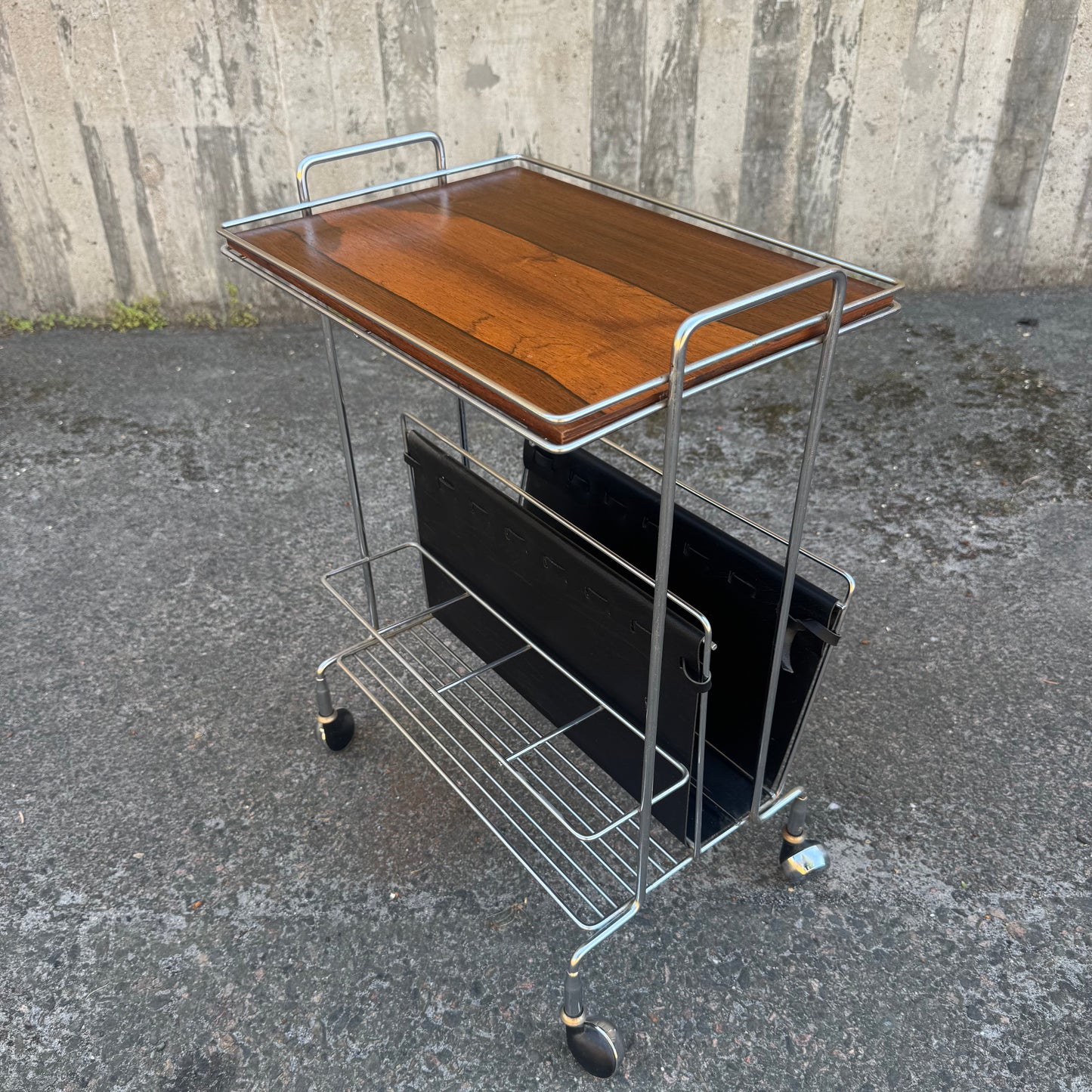 Rullbord/tidningsbord med plats för flaskor