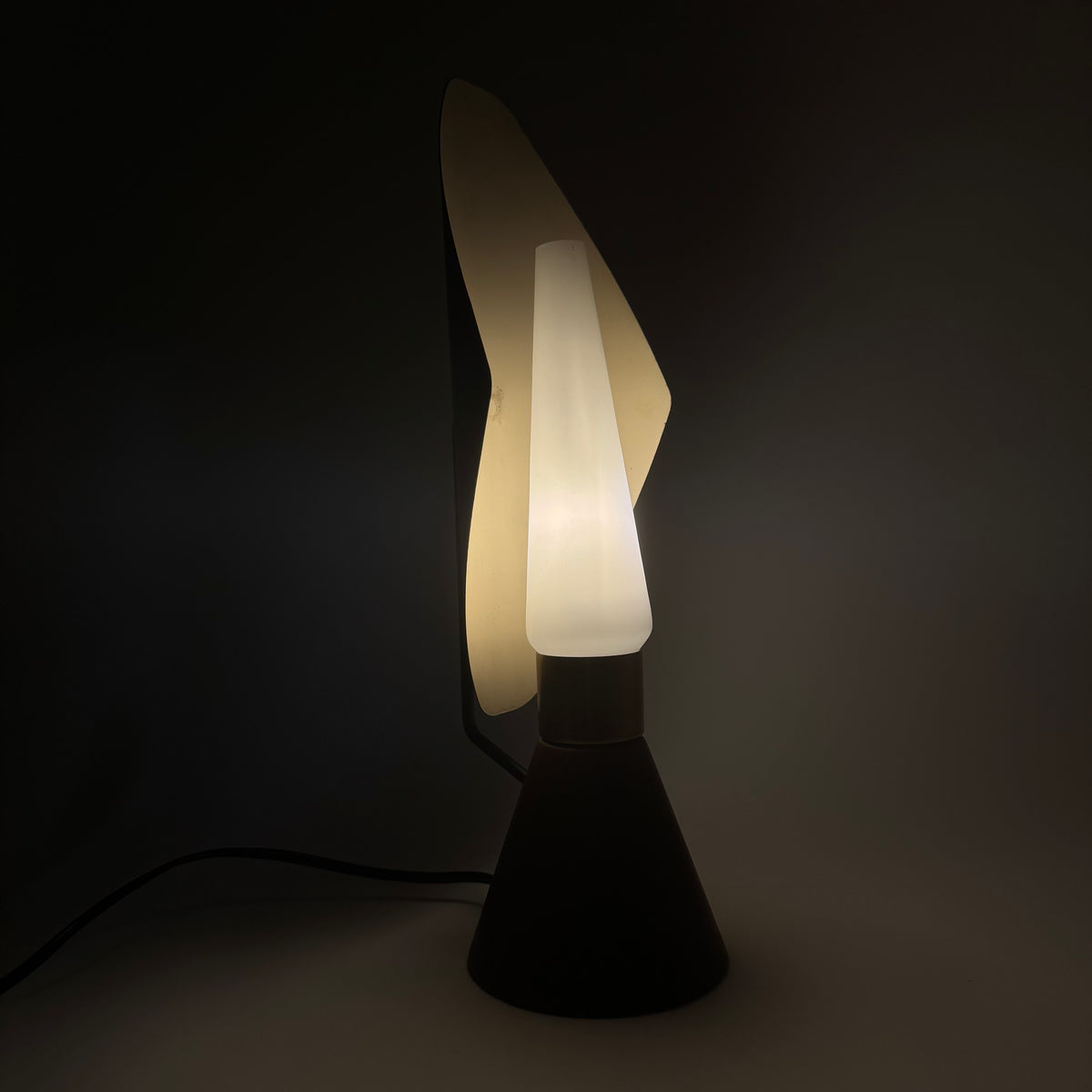 Bordslampa av Svend Aage Holm Sørensen för ASEA