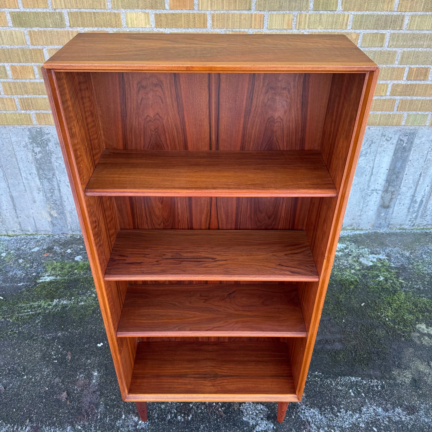 Bokhylla i valnöt av Bertil Fridhagen för Bodafors