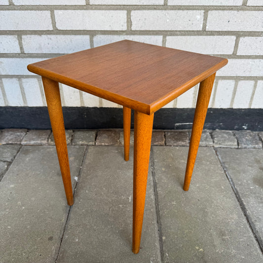Nätt sidobord i teak och bok