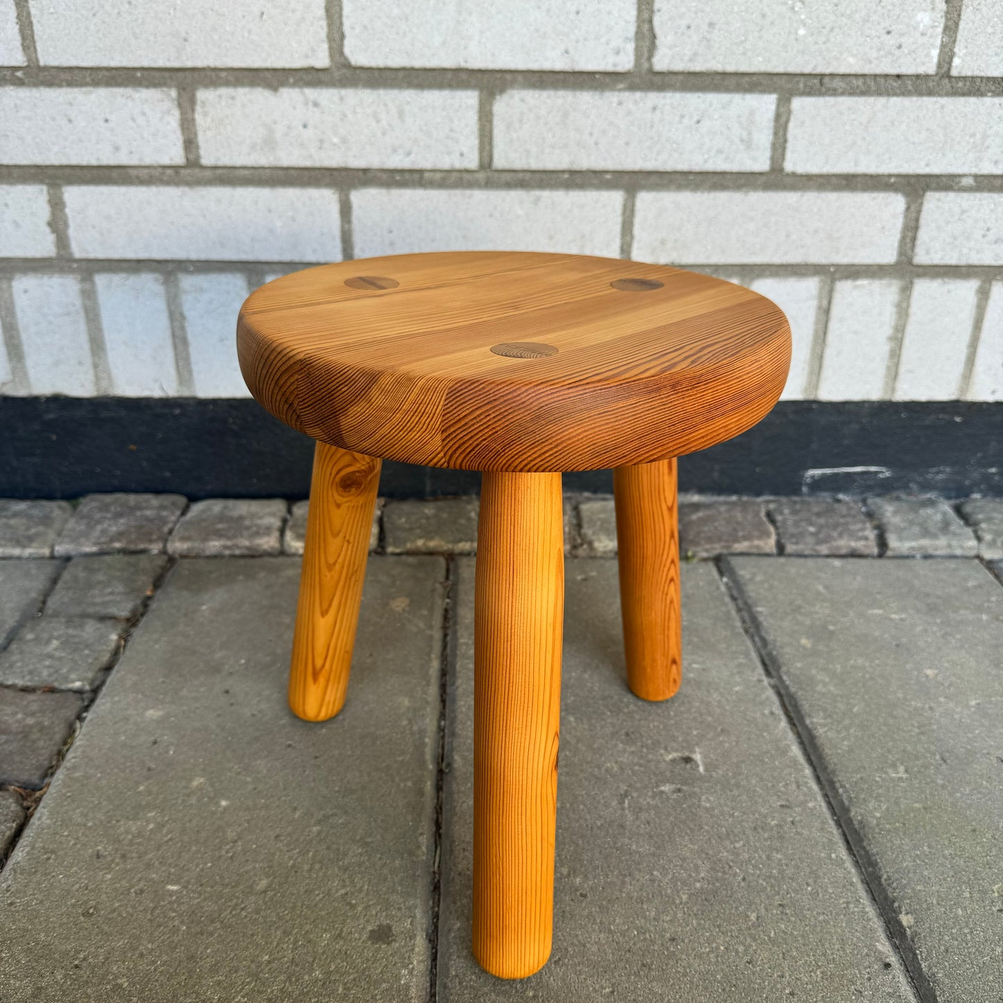 Stool in pine