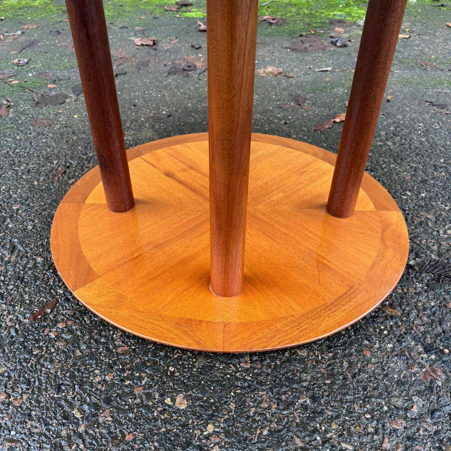 Runt matbord i valnöt