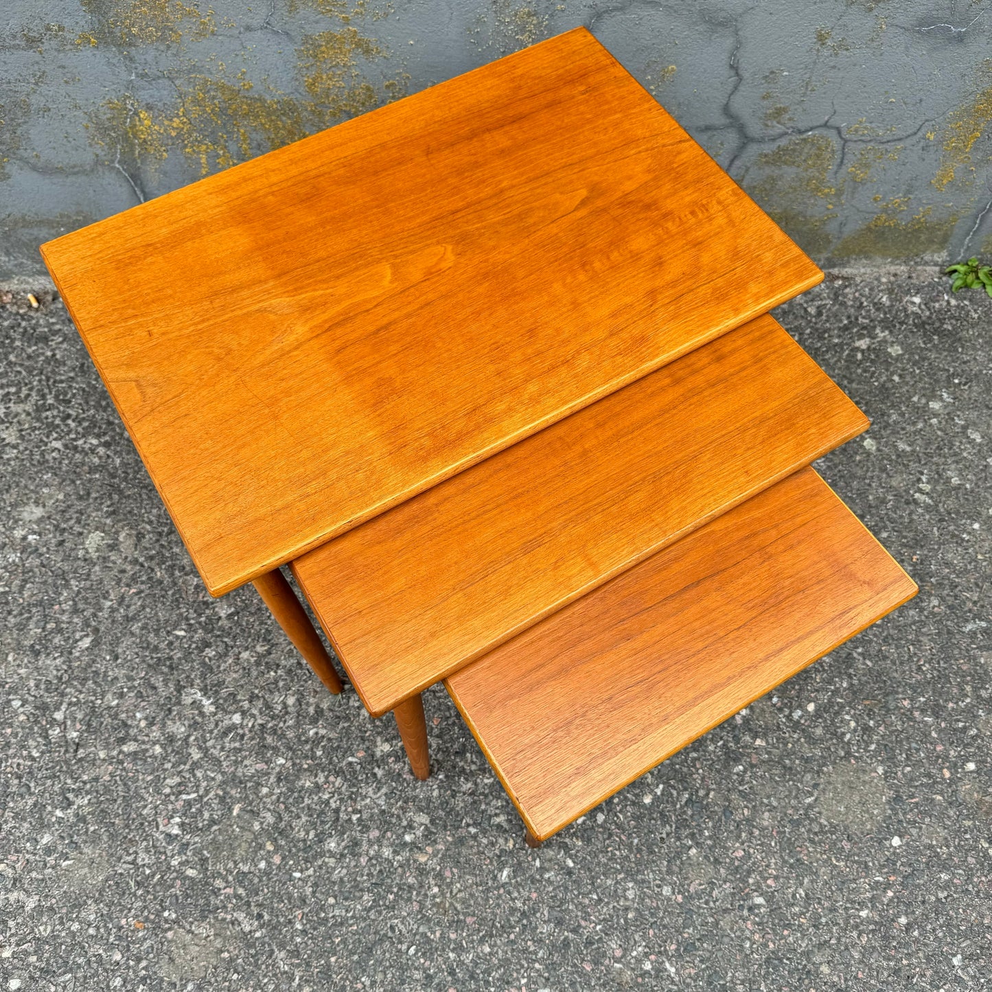 Nest of tables in teak and beech