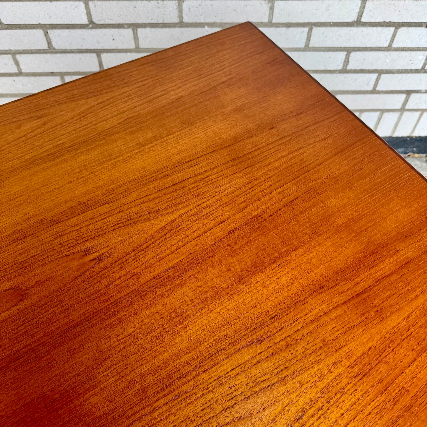 Matbord i ek och teak med dold inläggsskiva