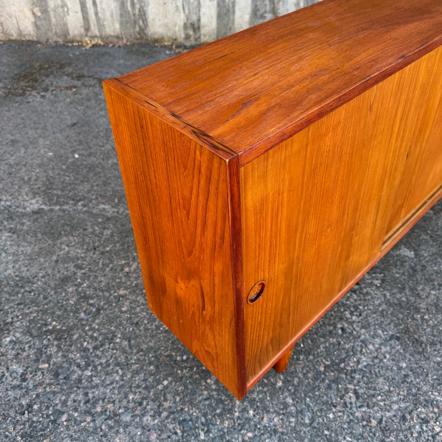 Sideboard med skjutdörrar