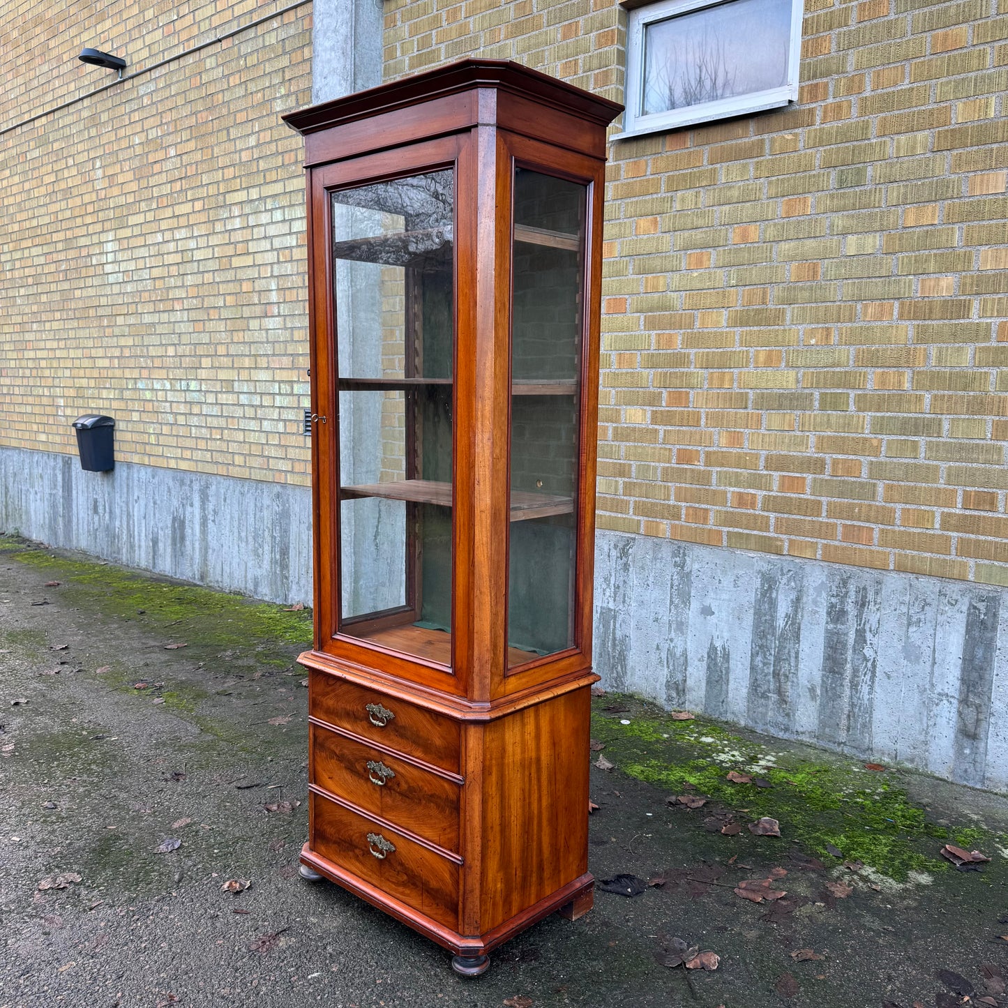 Vitrinskåp från 1800-talet