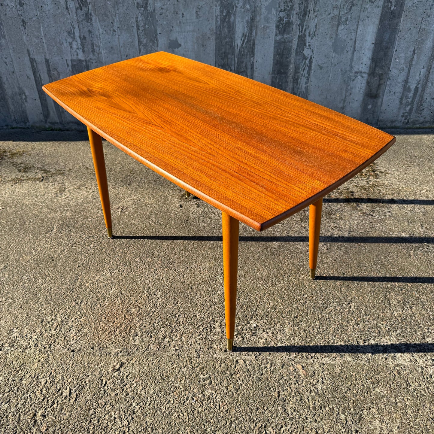 Nätt soffbord i teak och bok