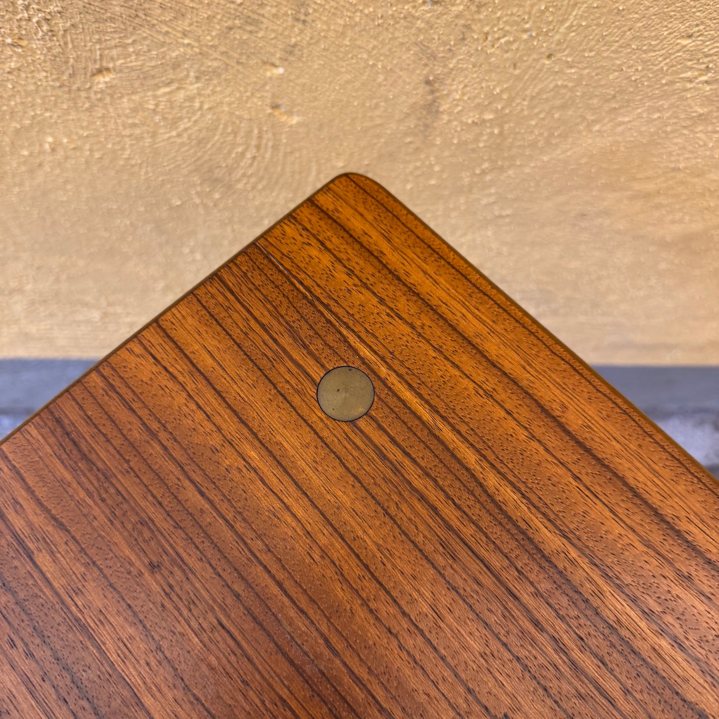 Sidobord med mässingsetaljer