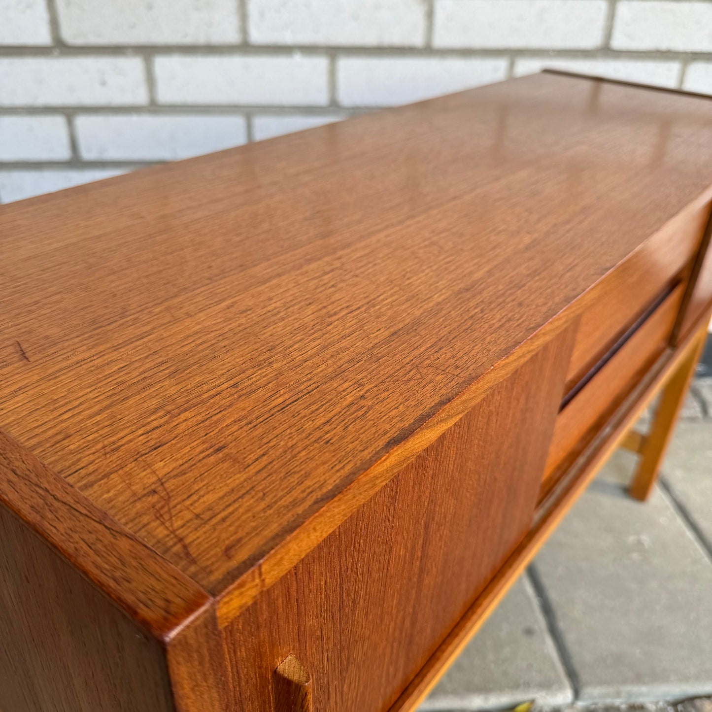 Nätt sidobyrå/sideboard i teak