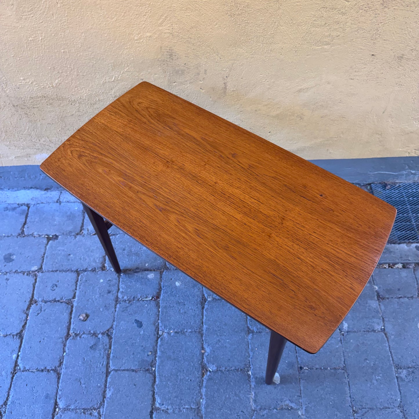 Sidobord med hylla