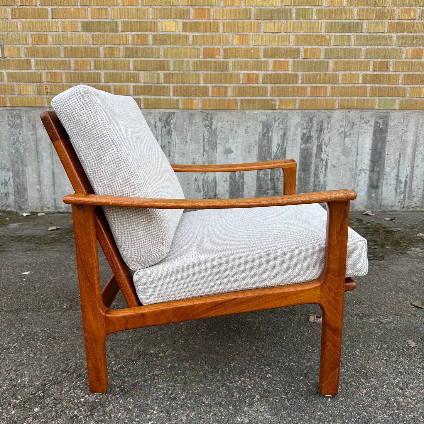 Teak fåtölj omklädd med tyg från Eilersen