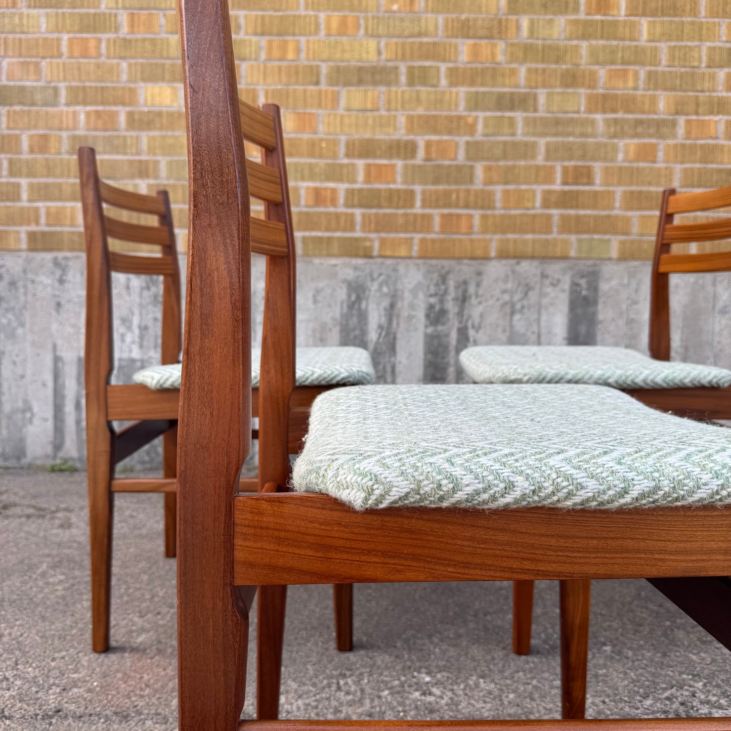 Set med tre matstolar i teak med senare klädsel