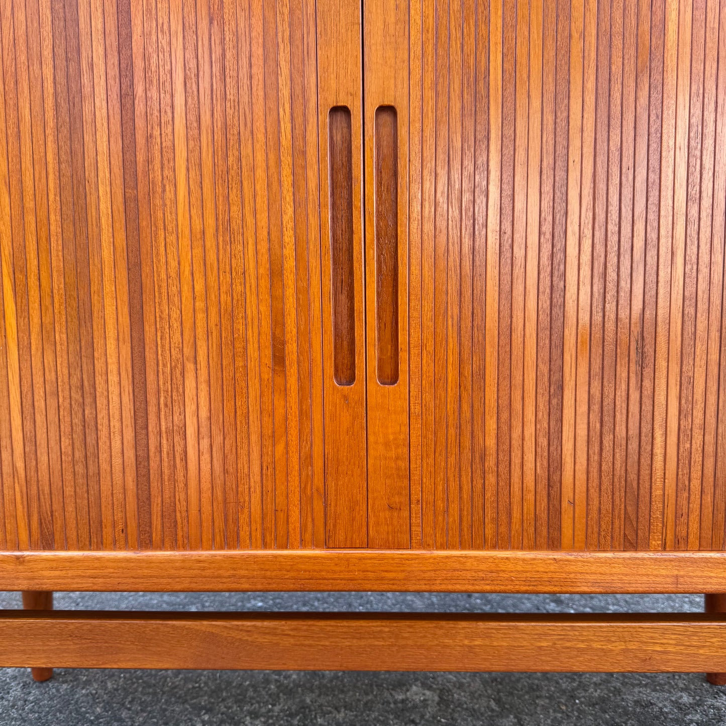 Sidebord i teak med julasidörrar