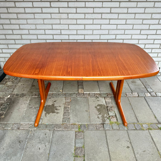 Dining table by Skovby Møbelfabrik