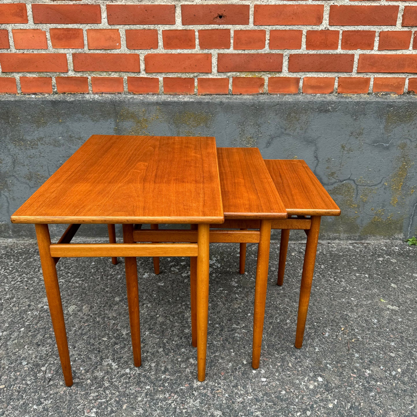 Nest of tables in teak and beech