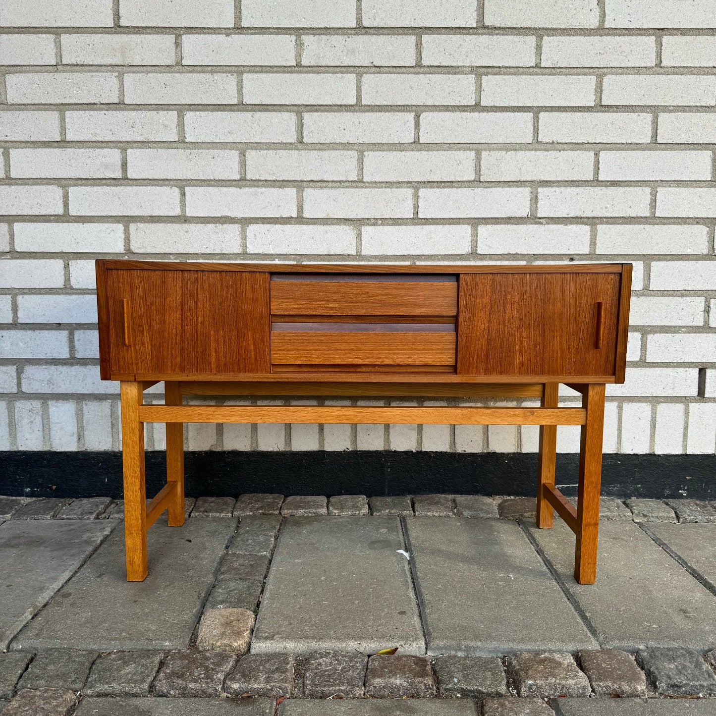 Nätt sidobyrå/sideboard i teak