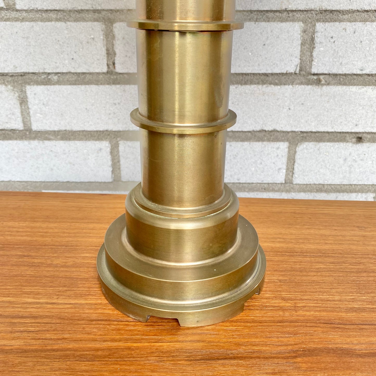 Heavy table lamp in brass