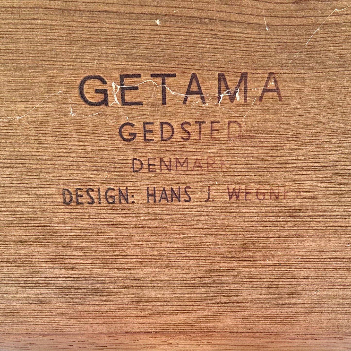 Modell GE-235 av Hans J. Wegner för Getama