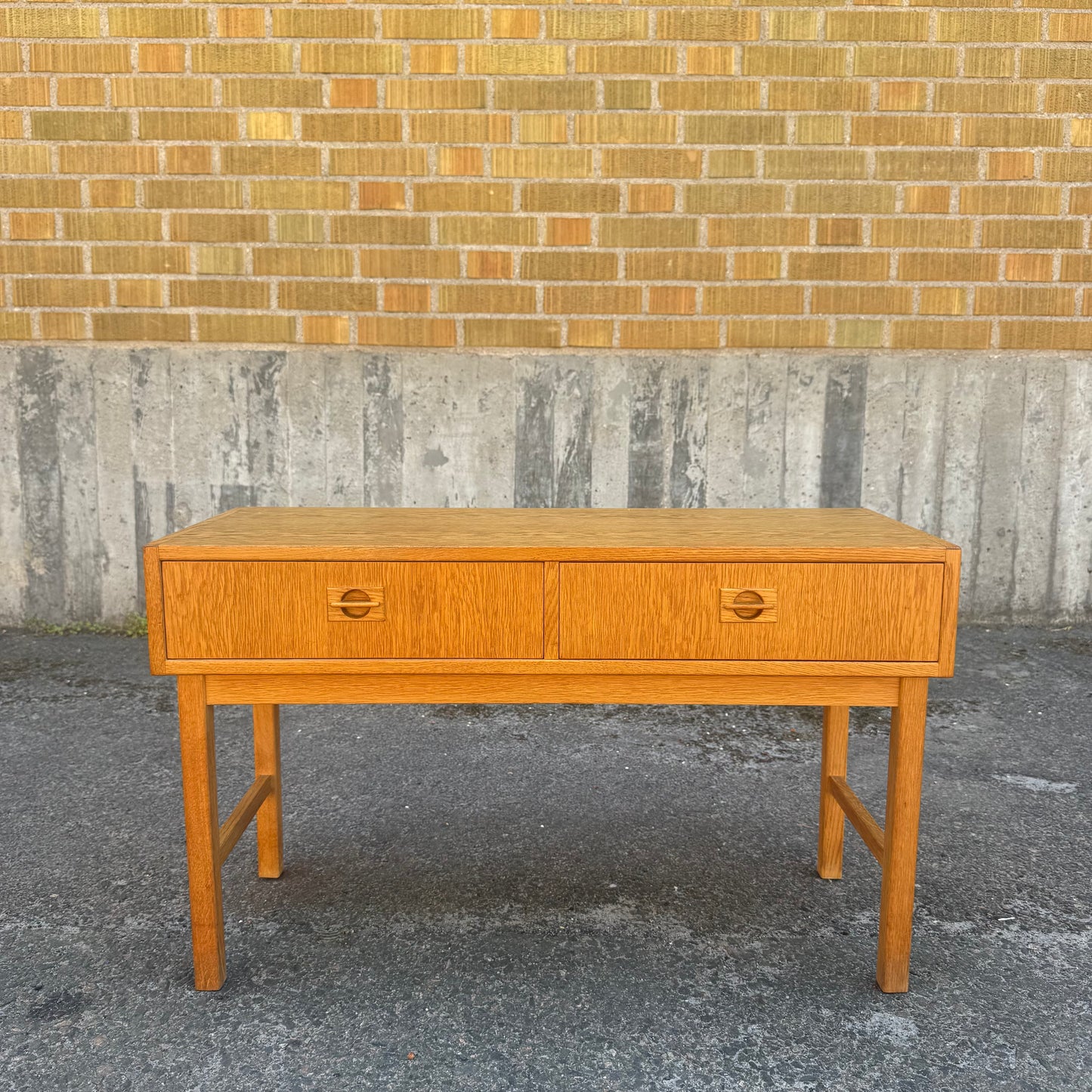 Sidobord/byrå i ek
