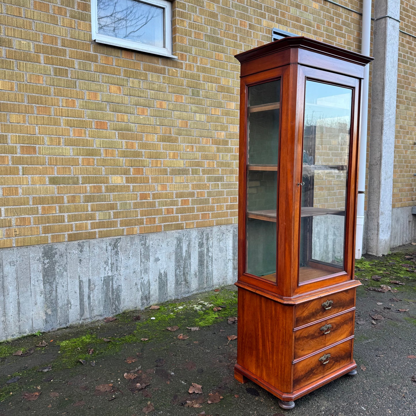 Vitrinskåp från 1800-talet
