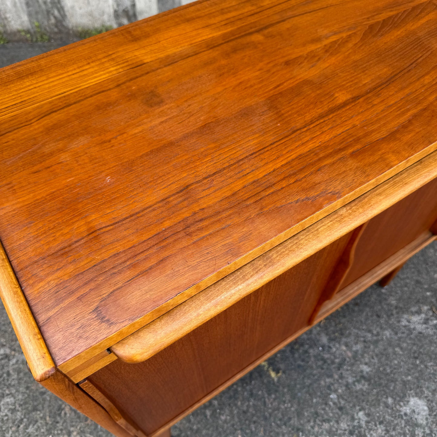 Nätt sideboard i valnöt
