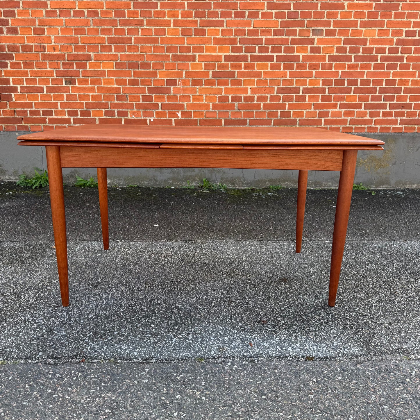 Danskt matbord med två utdragsskivor