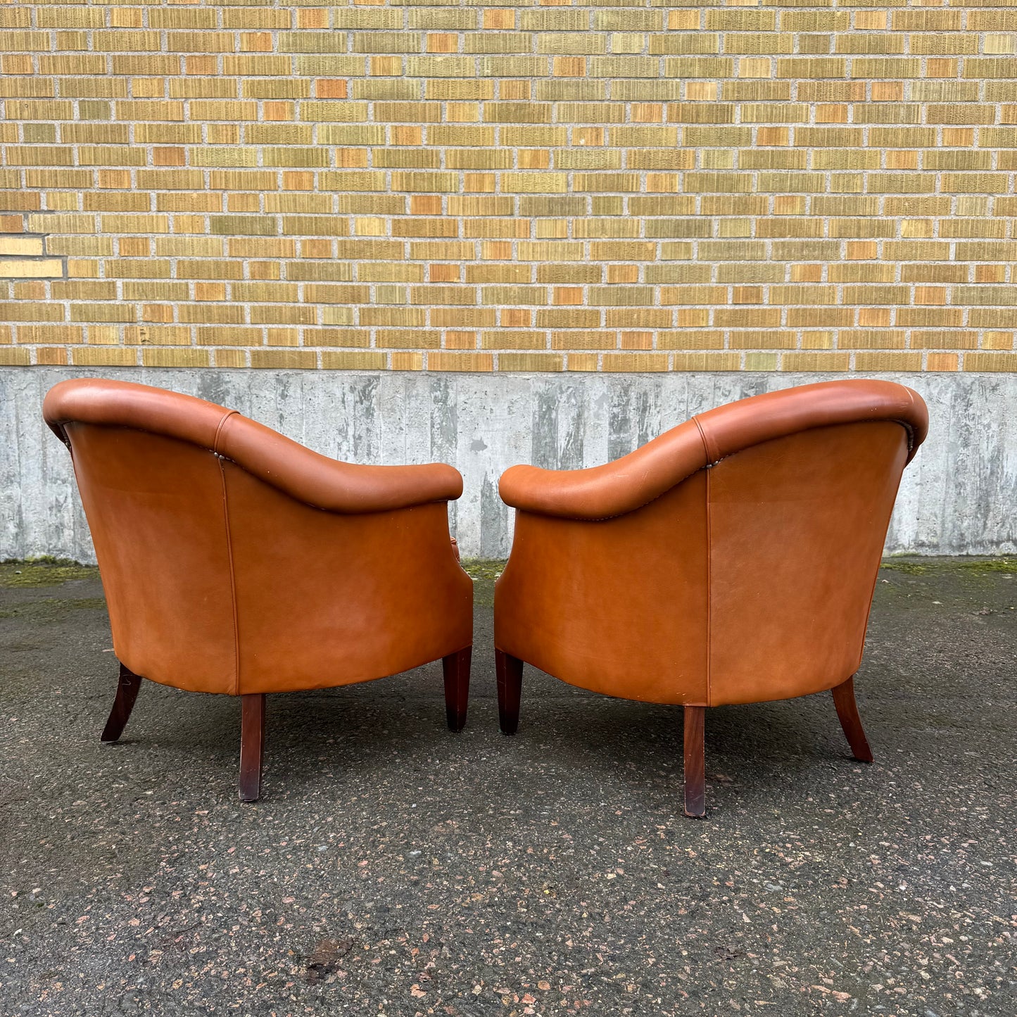 Paret clubfåtöljer i skinn