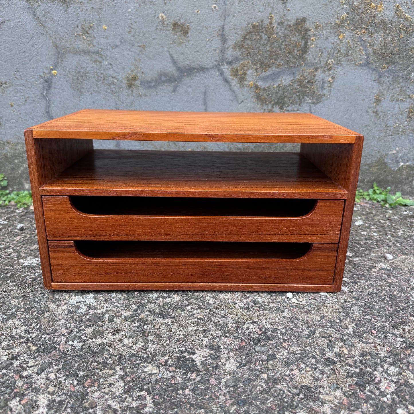 Document tray in teak