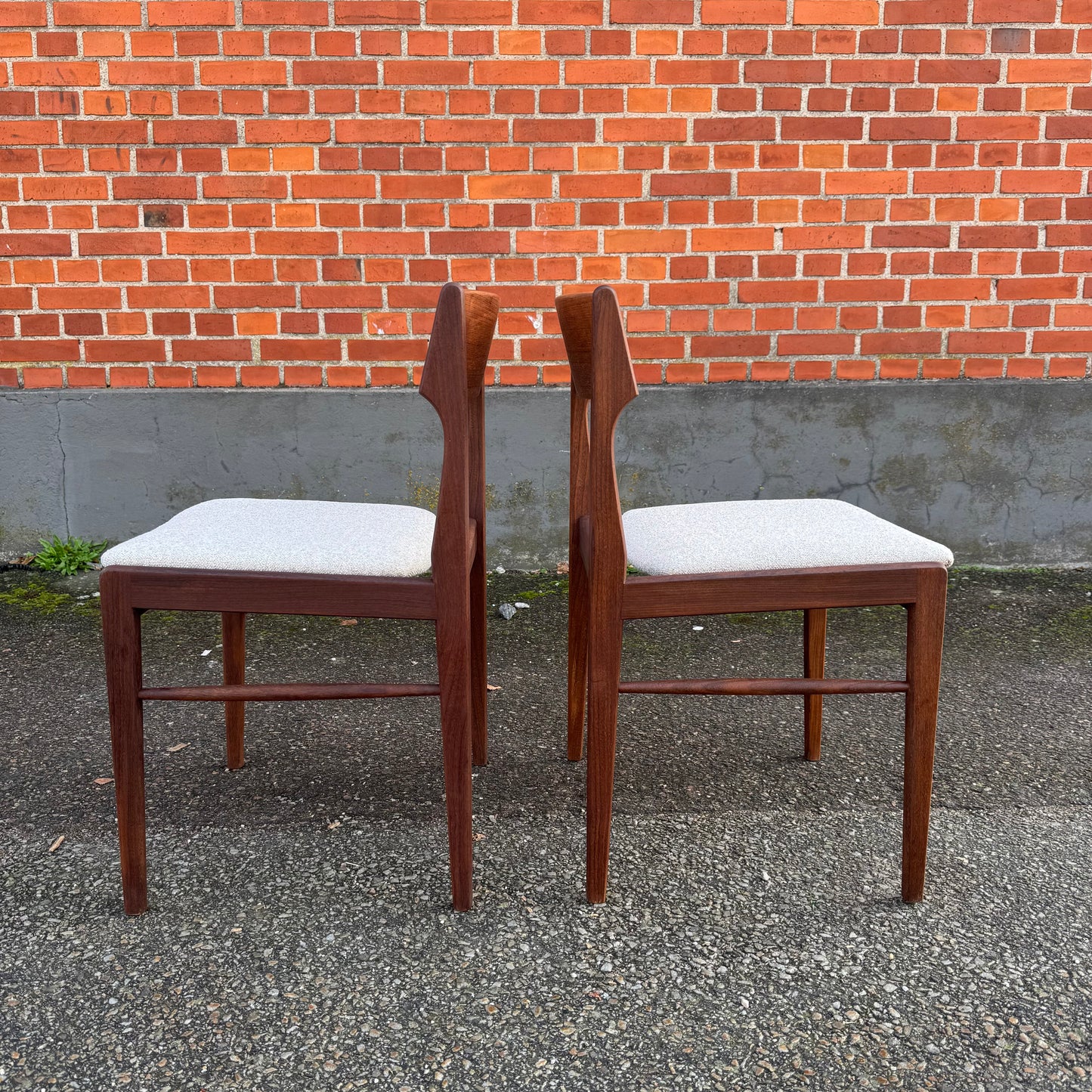 Paret matstolar av Eric Buch