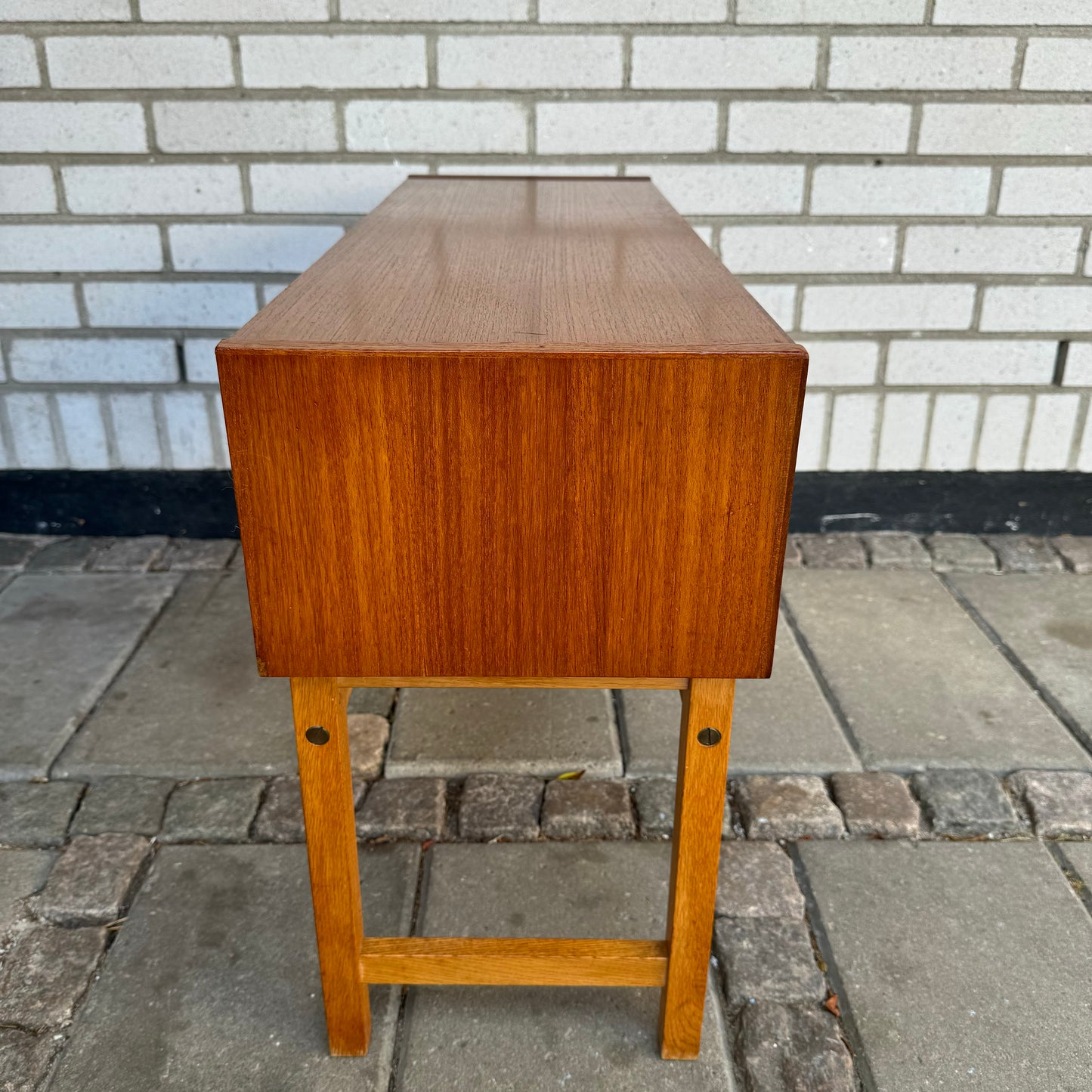 Nätt sidobyrå/sideboard i teak