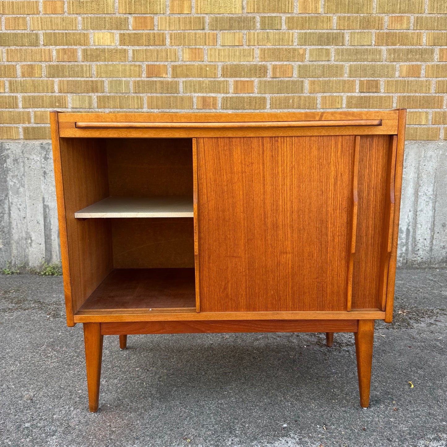 Nätt sideboard i valnöt