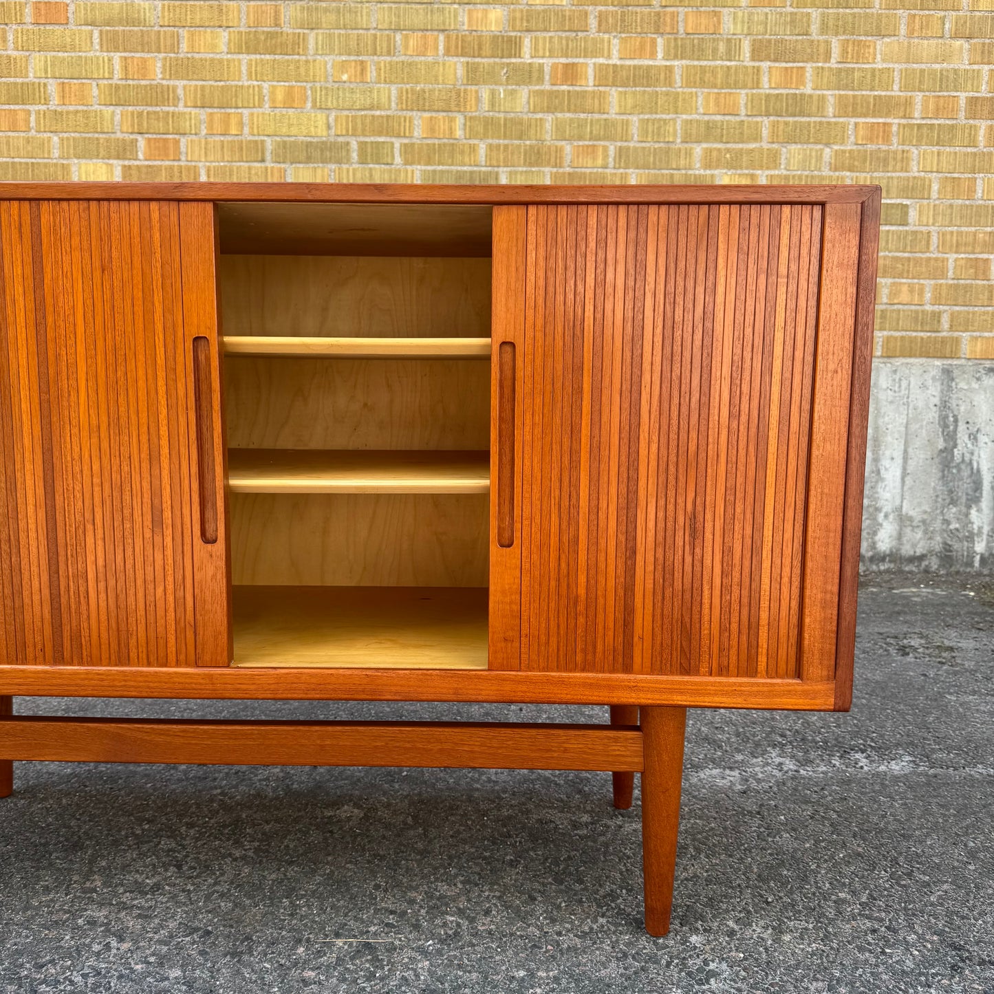 Sidebord i teak med julasidörrar