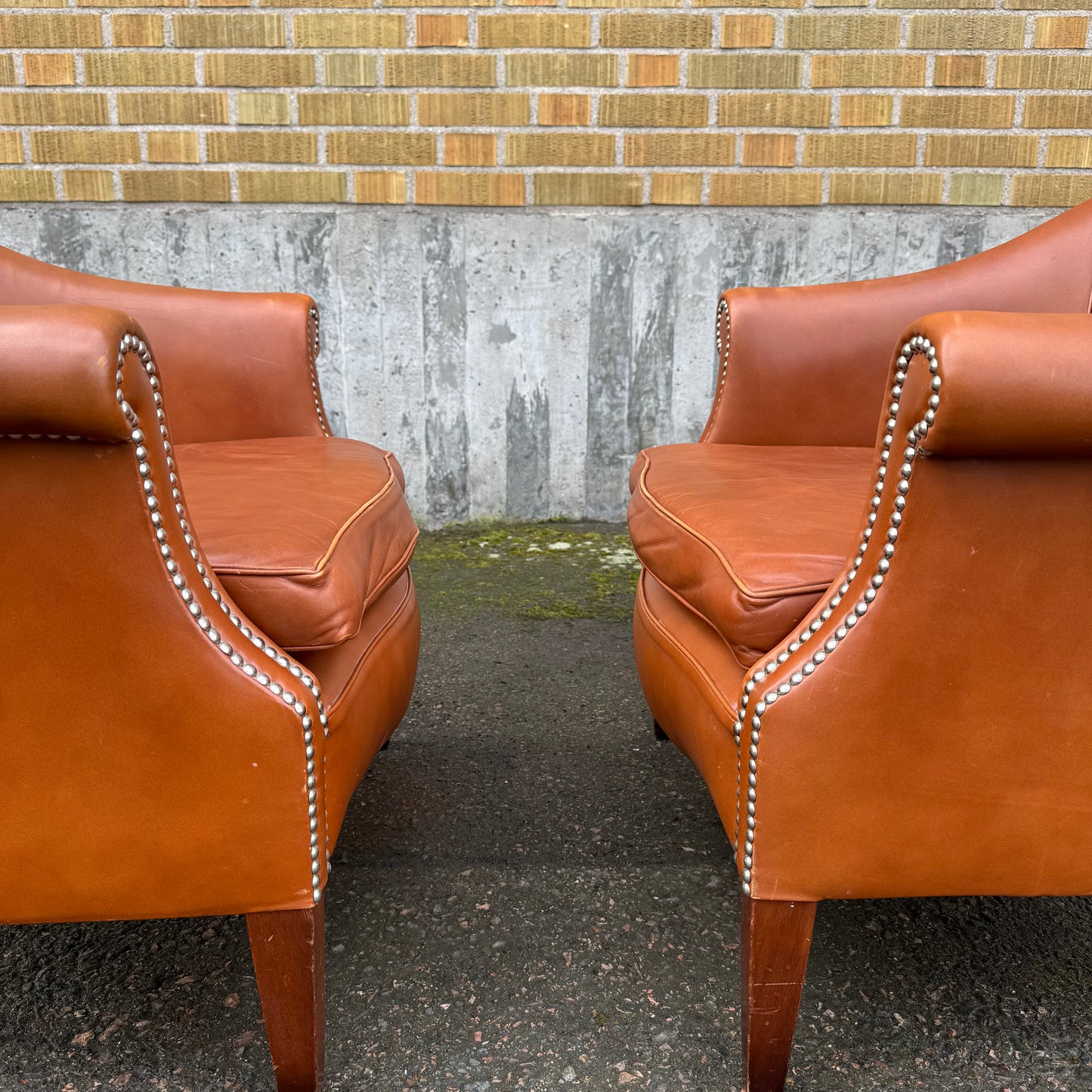 Paret clubfåtöljer i skinn