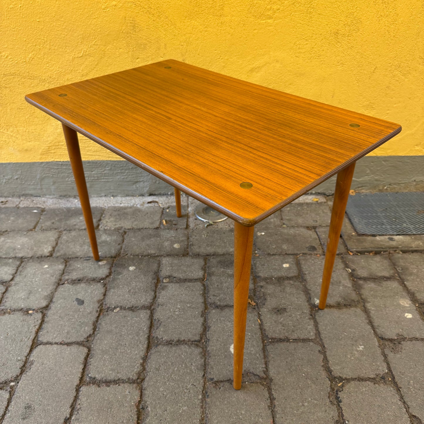 Sidobord med mässingsetaljer