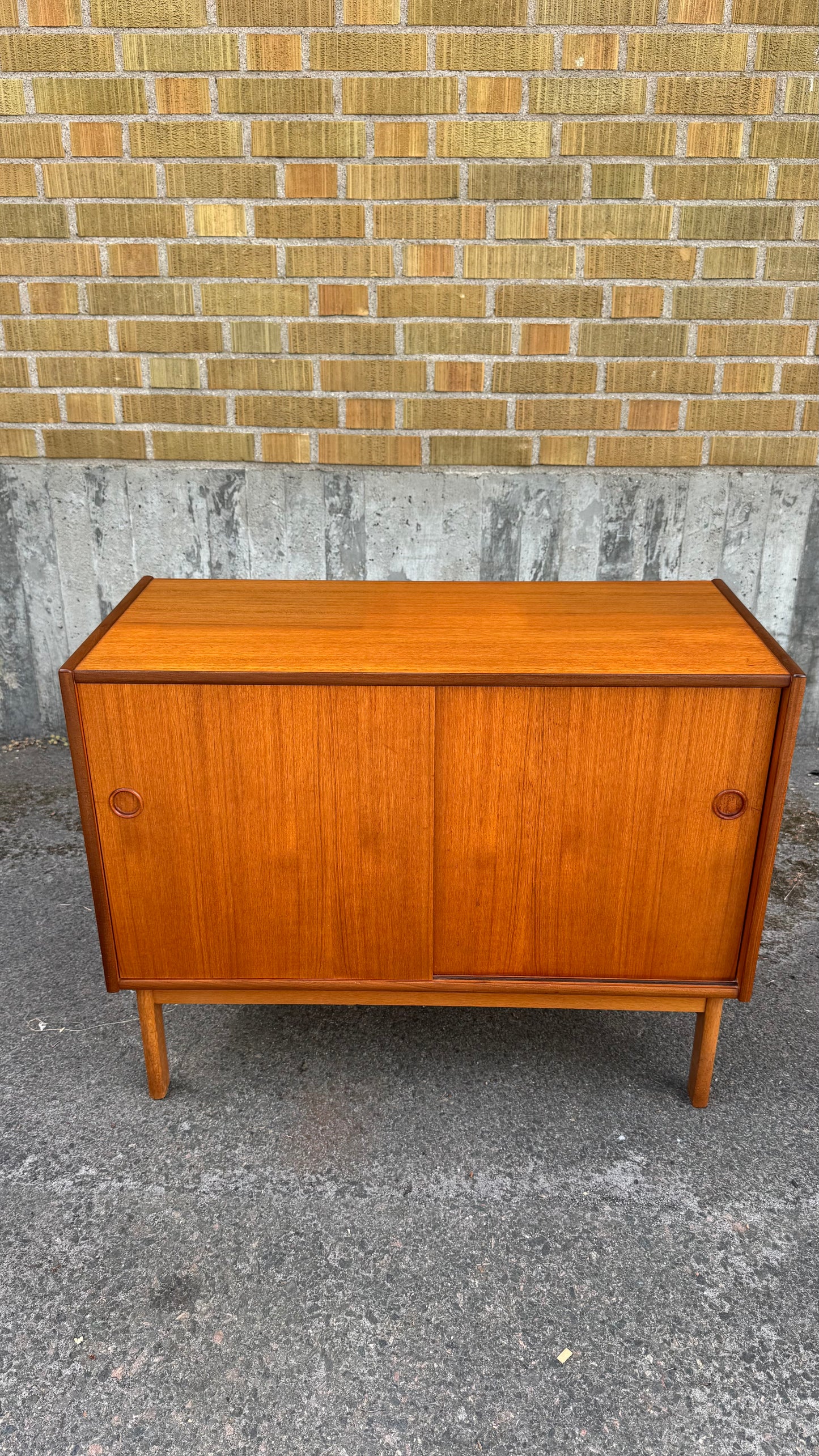 Nätt sideboard i teak med skjutdörrar