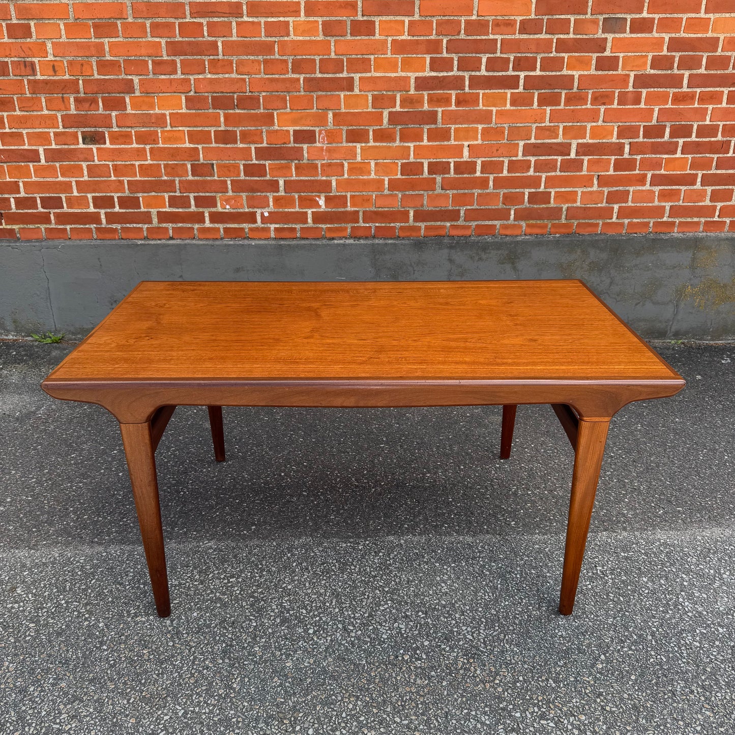 Matbord av Johannes Andersen för Uldum Møbelfabrik