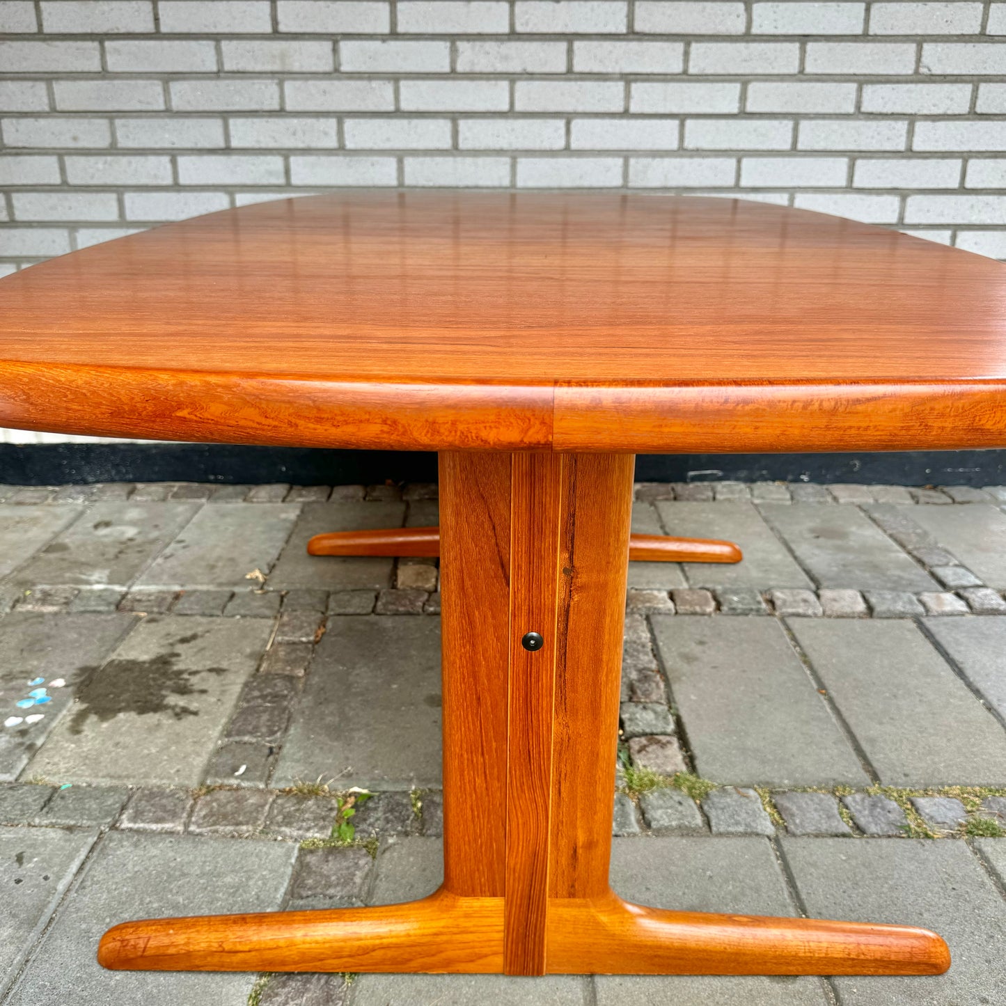 Dining table by Skovby Møbelfabrik