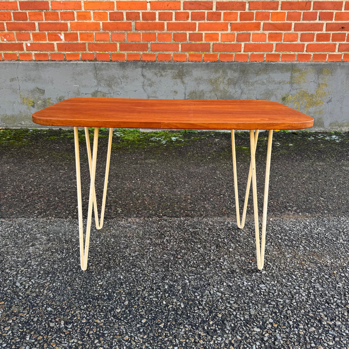 Nätt bord i teak med stålben