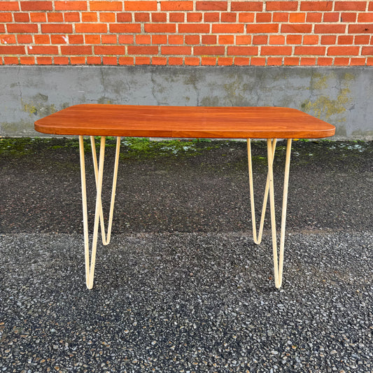 Nätt bord i teak med stålben