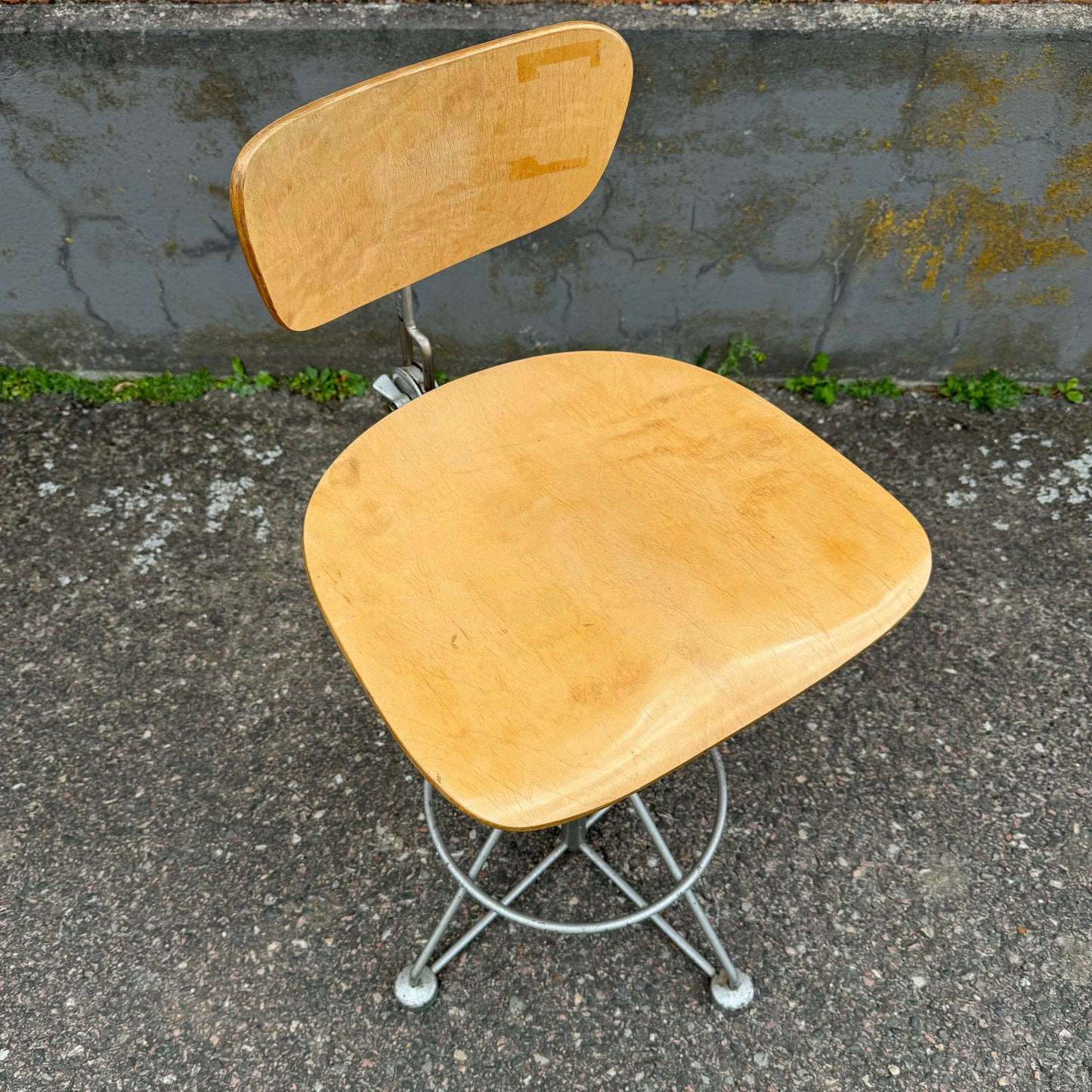 Adjustable mid century working chair