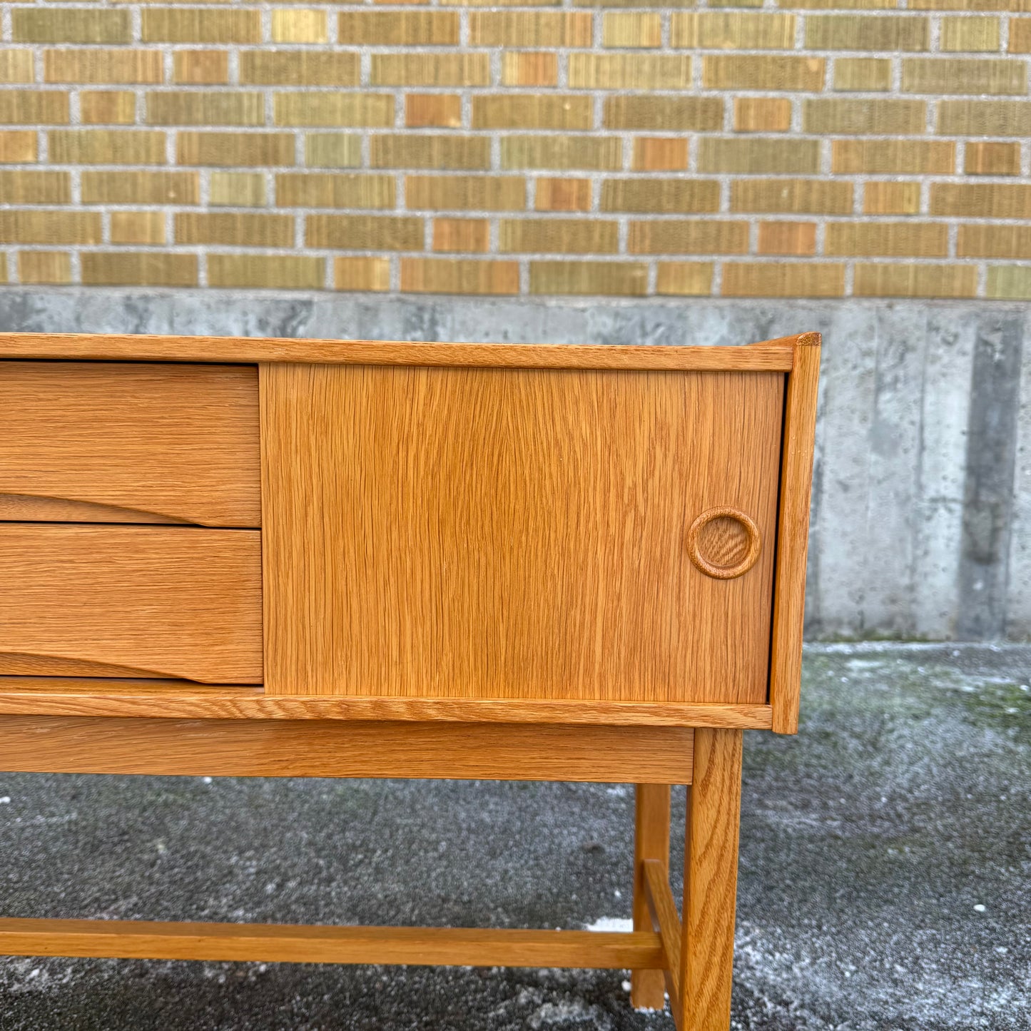 Nätt sideboard i ek