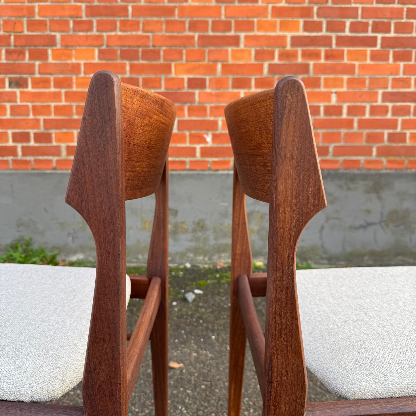 Paret matstolar av Eric Buch