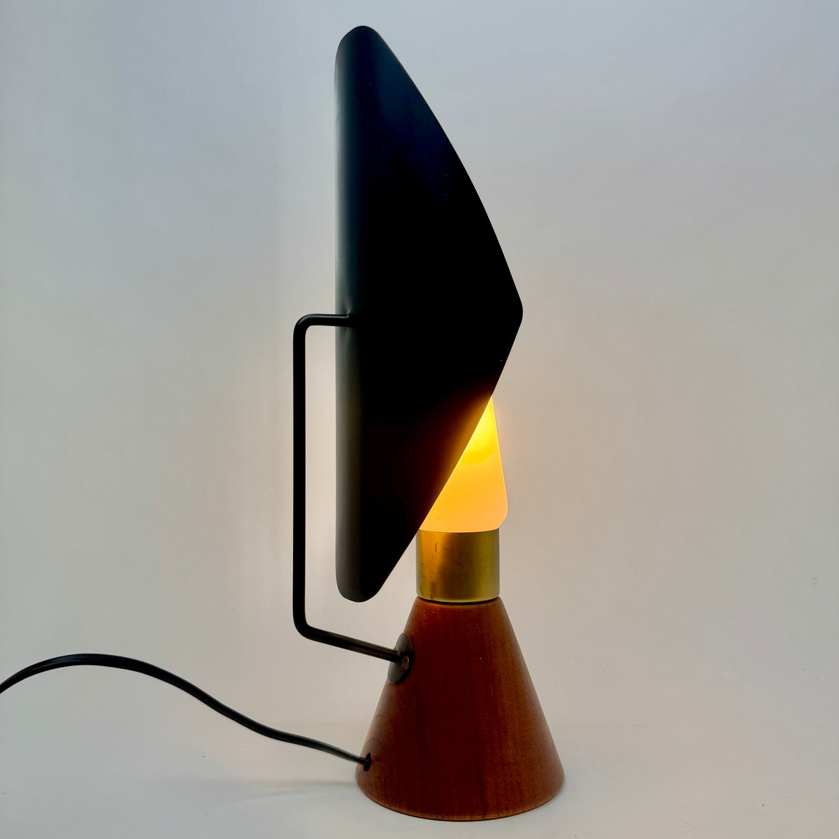 Bordslampa av Svend Aage Holm Sørensen för ASEA
