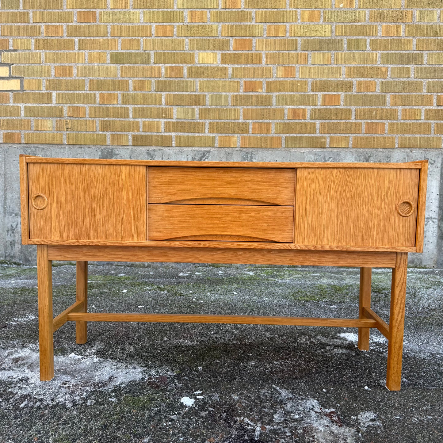 Nätt sideboard i ek