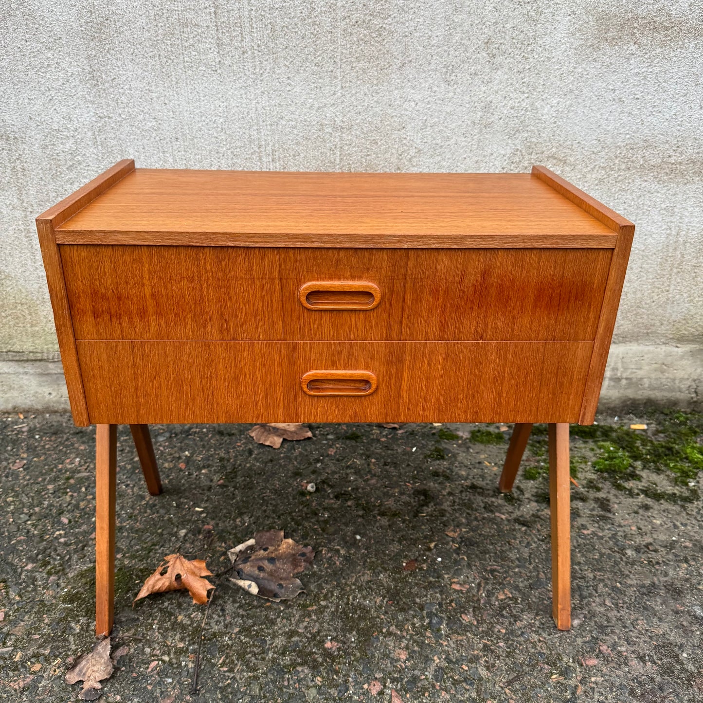 Byrå med två lådor