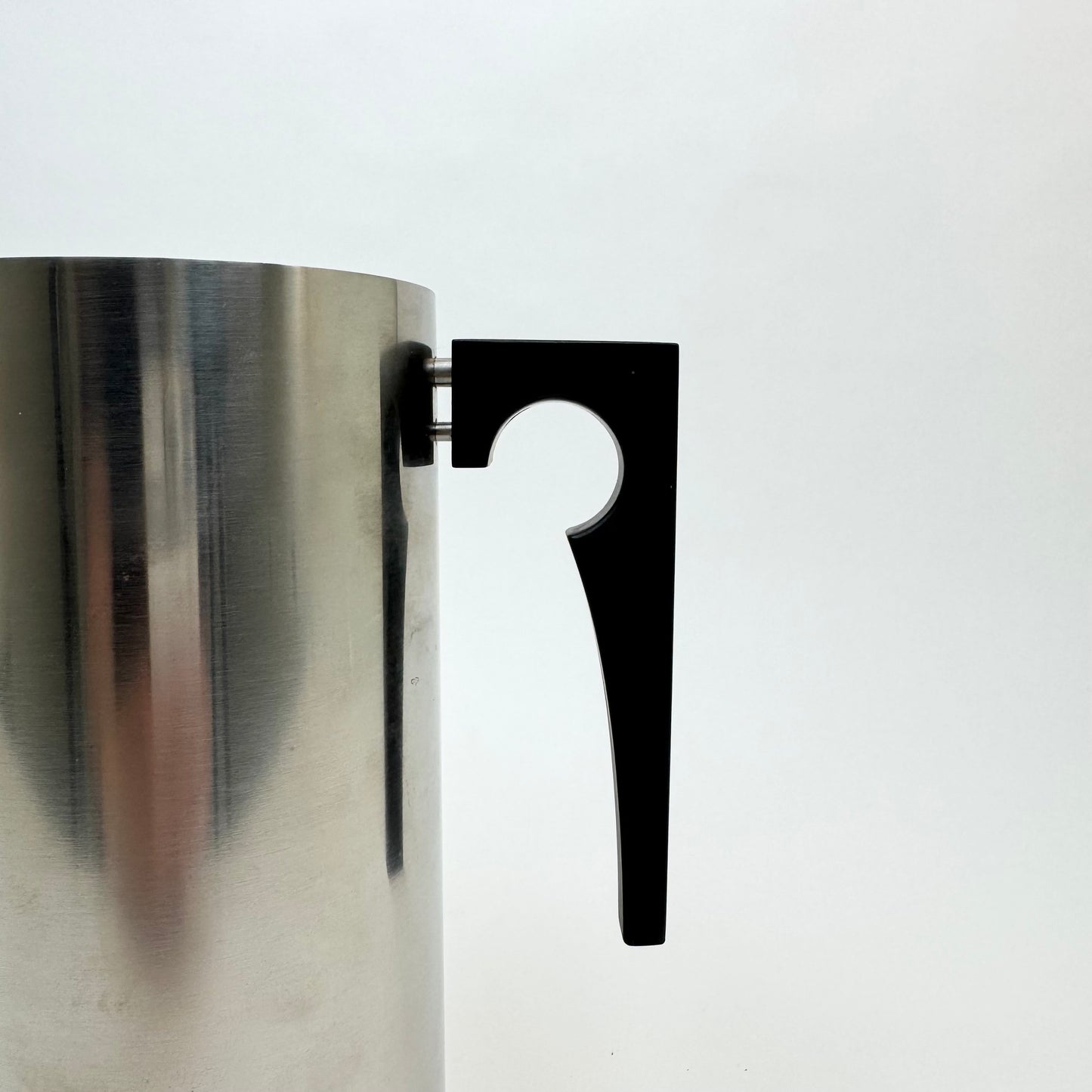 Rostfri Kanna av Arne Jacobsen för Stelton